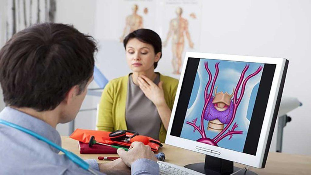 دکتر متخصص غدد در حال تفسر عکس غده تیروئید یک خانم