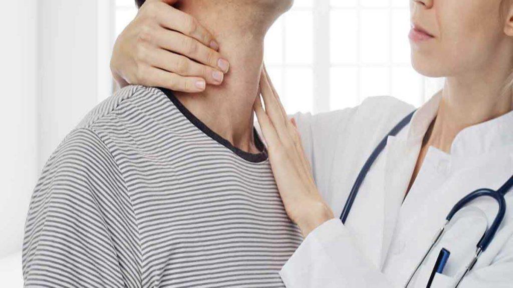 پزشکی در حال معاینه غده تیروئید