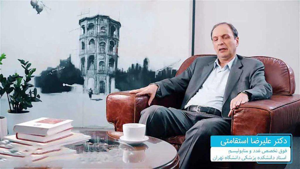 دکتر علیرضا استقامتی در حال سخنرانی