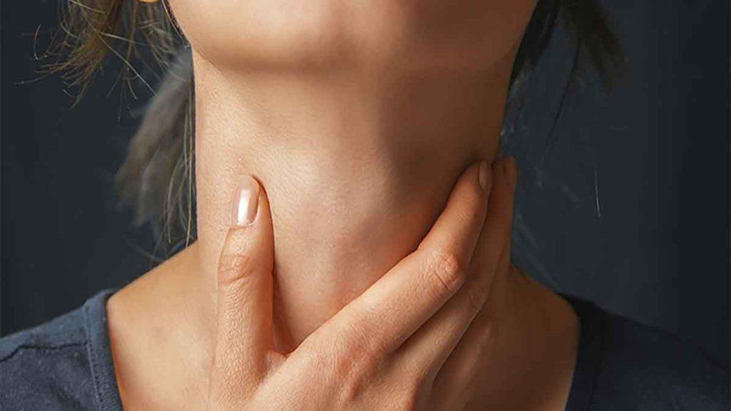 یک خانم مبتلا به پرکاری تیروئید می باشد