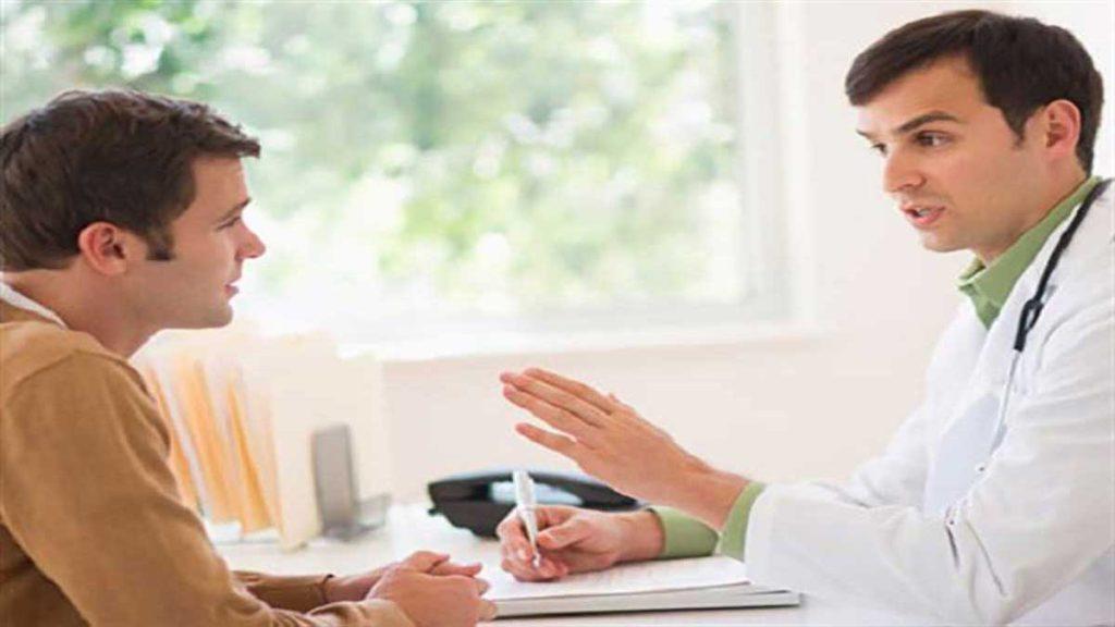 متخصص داخلی در حال توضیح برای بیمار