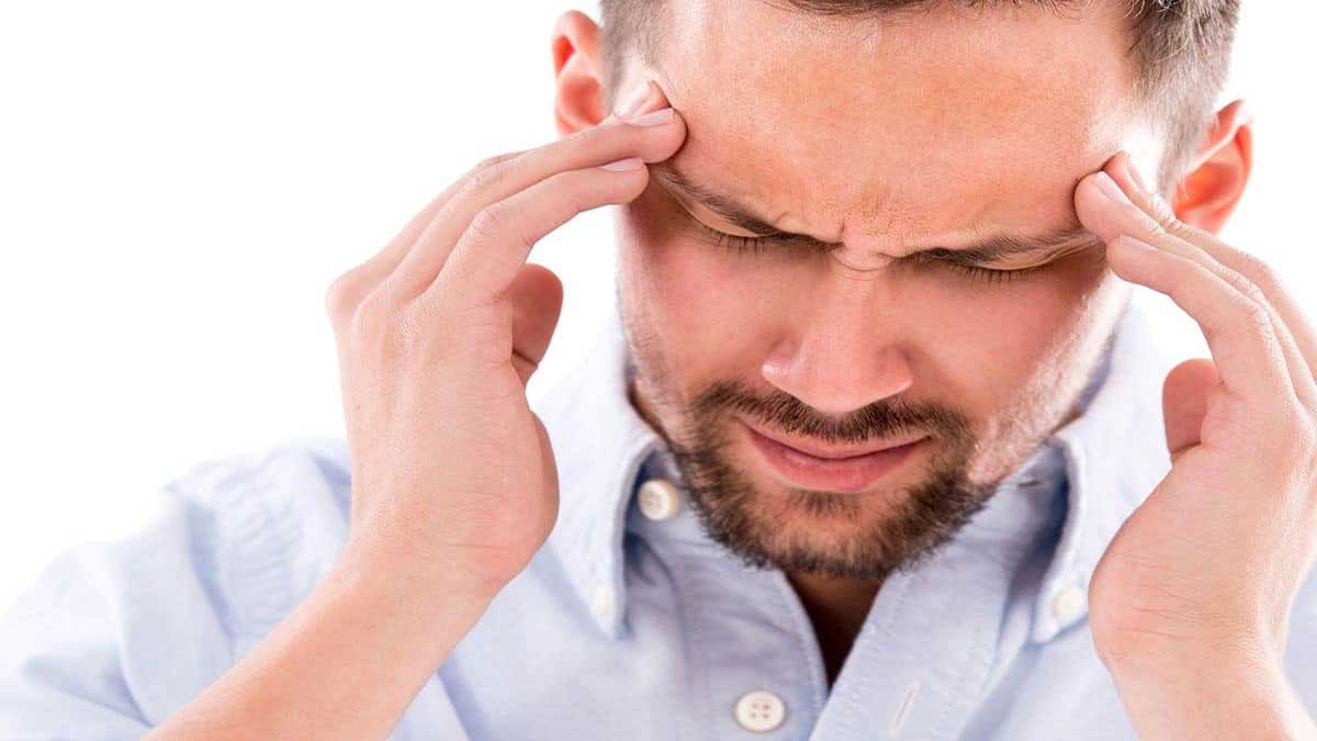 دکتر متخصص داخلی و سردرد مرد در حال سردرد