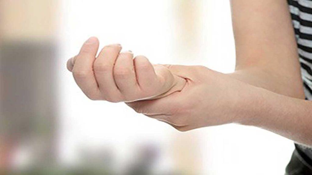 خانمی که دست درد دارد