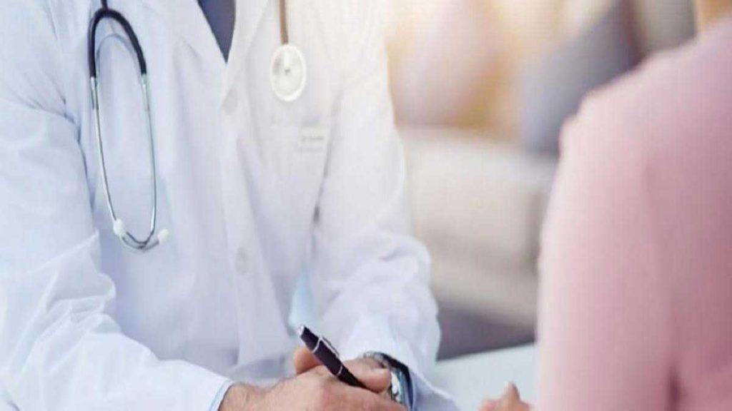 گرفتن شرح حال بیمار توسط دکتر متخصص داخلی