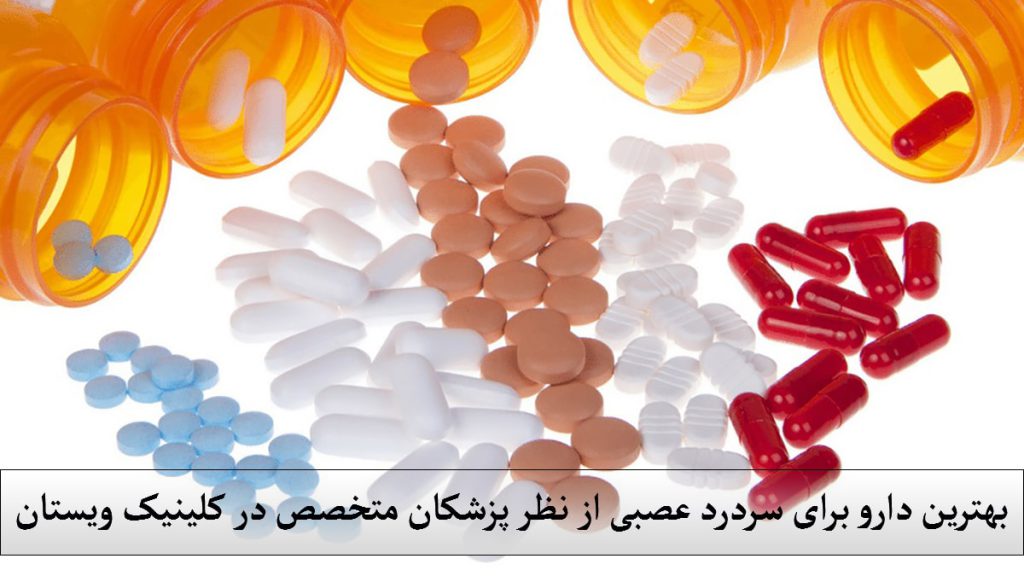 چند ظرف قرص که مقدار قرص های مختلف از آنها روی زمین ریخته است