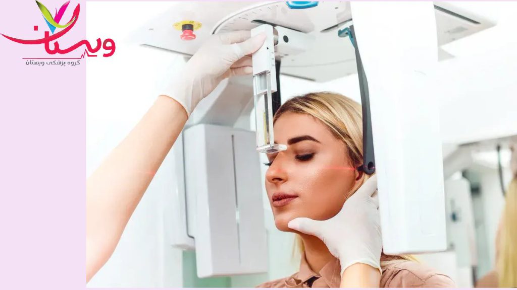 خانمی که برای معاینه چشم زیر دستگاه است 