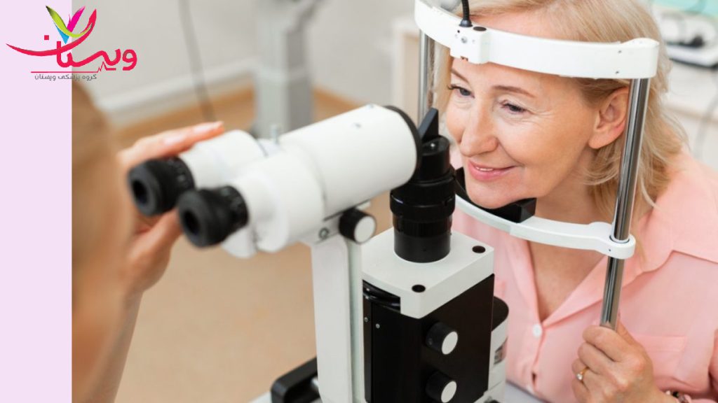 خانم مسنی که برای نوار عصب چشم تحت معاینه چشم پزشکی است 