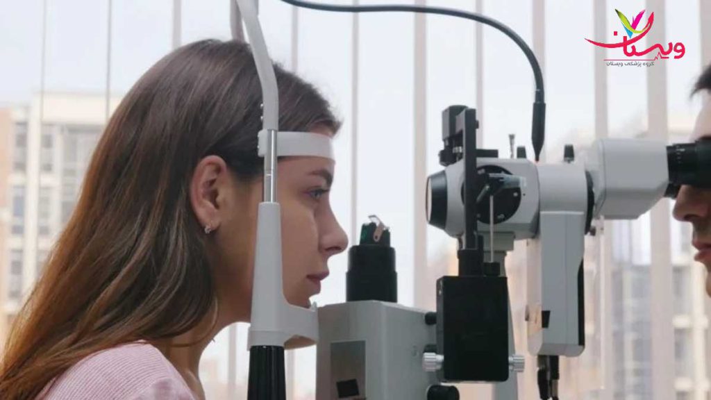 خانمی که برای معاینه عصب بینایی تحت نظر پزشک است