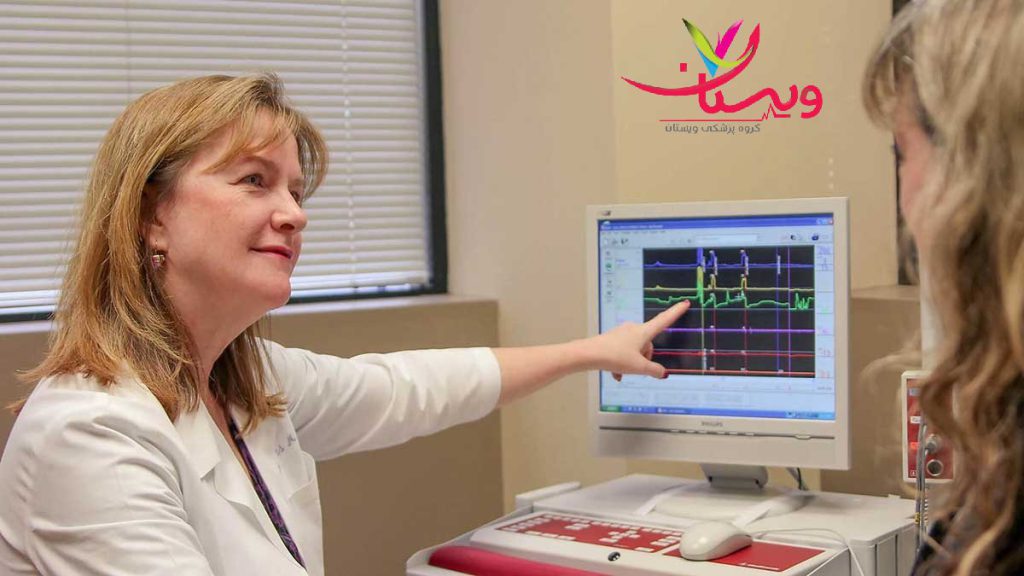 خانم دکتری که نوار چشم را برای بیمارش تفسیر می کند