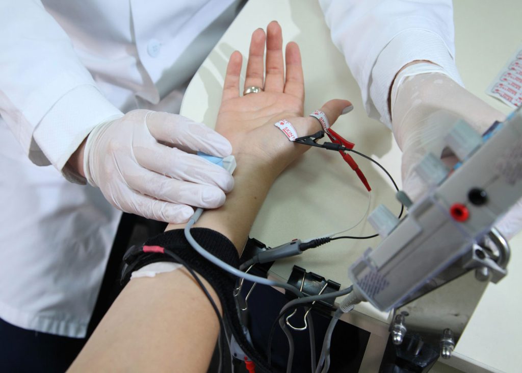 نوار عصب و عضله مچ دست چیست؟ هزینه نوار عصب عضله مچ دست 1403