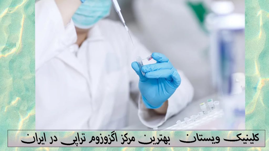 یک سرنگ و ظرف پزشکی در دست یک پزشک