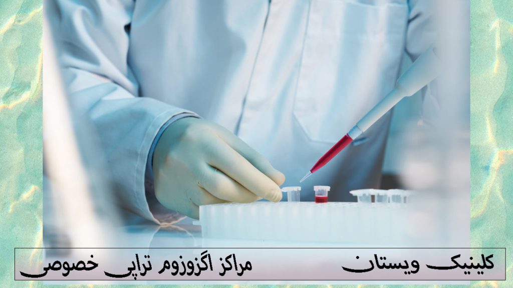 یک پزشک در خال تخلیه ماده اگزوزوم تراپی در ظرف