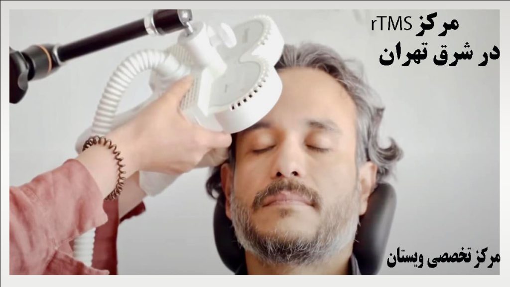 یک پزشک در حال انجام آر تی ام اس روی بیمار