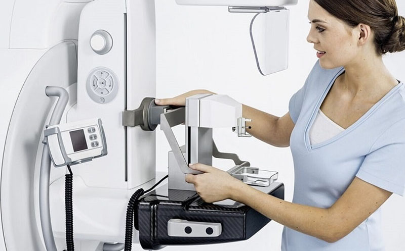 ماموگرافی تهران، پزشک در حال انجام ماموگرافی
