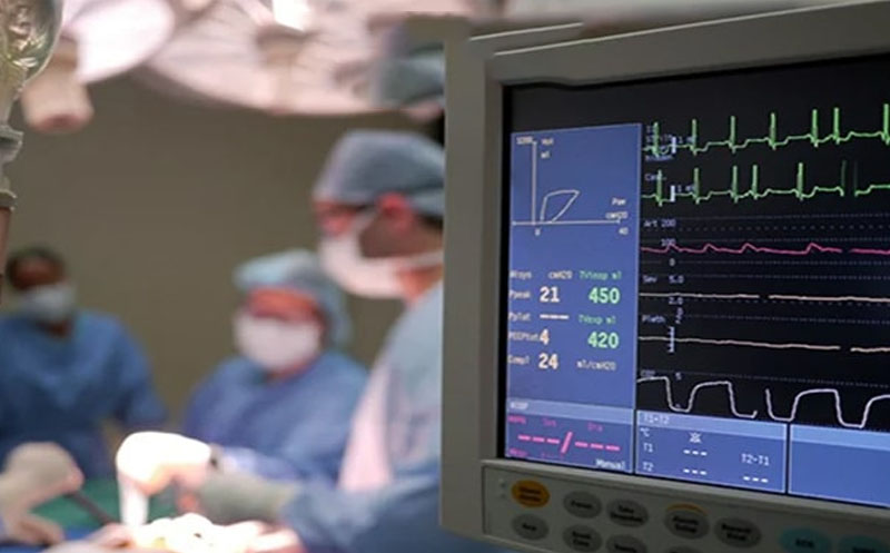 بهترین جراح دریچه قلب در تهران، دکترها در حال جراحی قلب