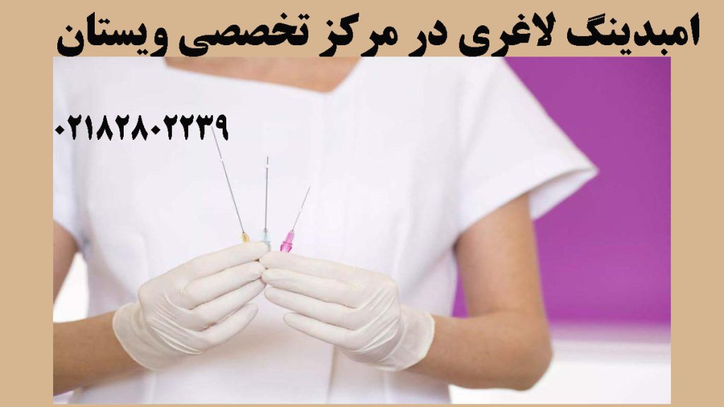 یک پزشک که نخ های امبدینگ را در دست دارد