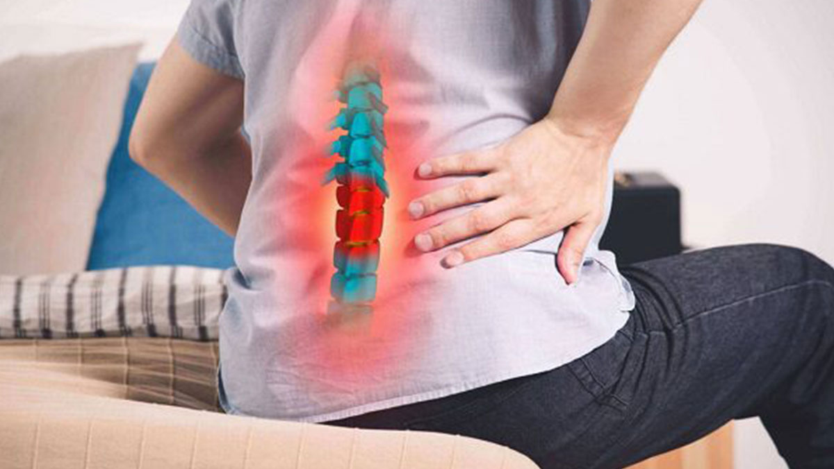 EMG برای تشخیص دیسک کمر EMG برای تشخیص دیسک کمر + تصویر فردی در حال کمر درد که با دست کمر خود را گرفته